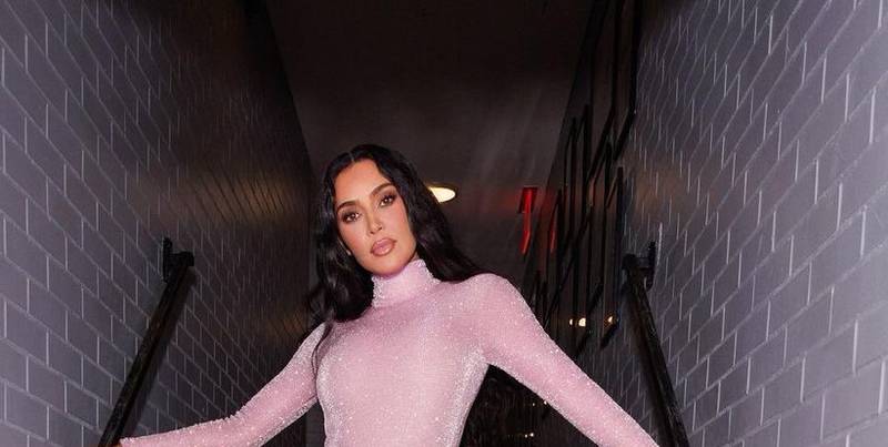 Kim Kardashian prova que as unhas longas voltaram com tudo