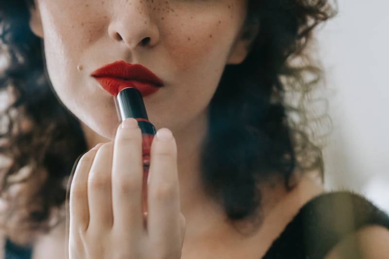 Lábios carnudos: este truque de make para mulheres acima dos 40 vai mudar sua vida