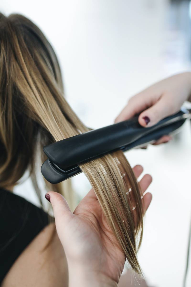 Estudo mostra que produtos para alisar o cabelo quimicamente dobram o risco de câncer de útero