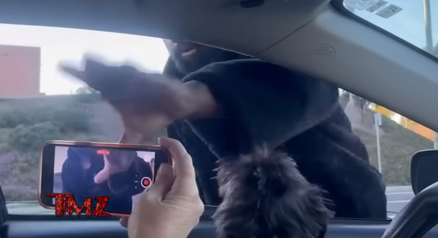 Kanye West pegando celular da mulher no carro / YouTube @tmz