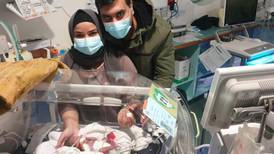 Mãe dá à luz com 25 semanas devido a buraco na bolsa amniótica