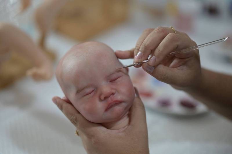 A artesã Ana Paula Guimarães dá os toques finais num bebê super-realista