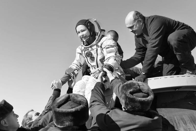 A atriz russa Julia Peresild volta à Terra depois de gravar filme no espaço