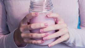 Strawberry milk nails: a tendência de unhas que será um sucesso na primavera por seu estilo minimalista