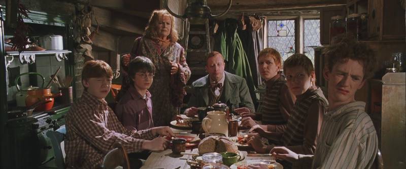 Cena do filme Harry Potter na casa da família Weasley