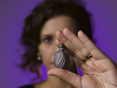 Empresa cria pingente com botão de emergência para ajudar mulheres em situação de perigo
