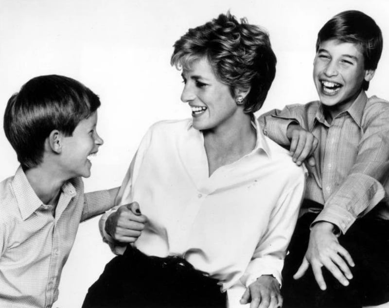 Princesa Diana e seus filhos, William e Harry.
Foto: @princesdianaa