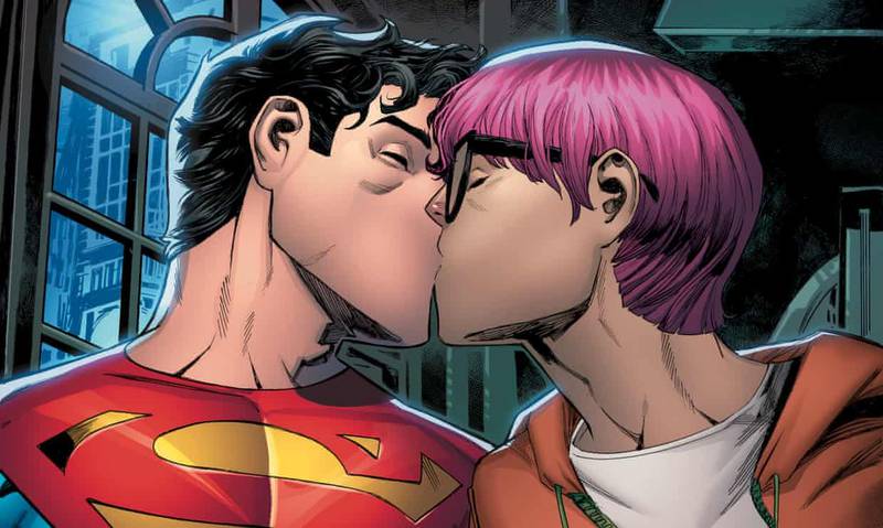 Jonathan Kent, o novo Superman, beijando o amigo Jay Nakamura