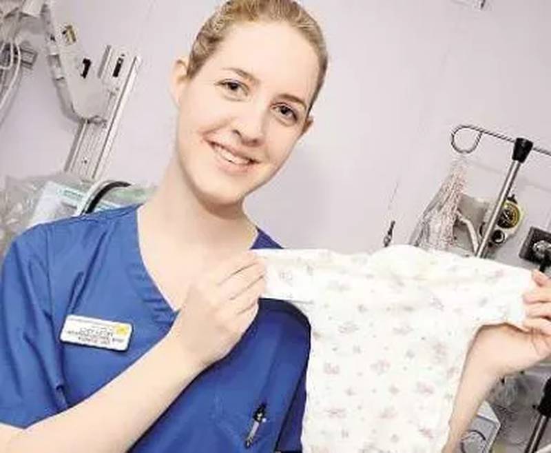 Enfermeira envia cartão de condolências para os pais após matar bebê