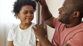 Curso se propõe a criar vínculo entre pais e filhas por meio de penteados
