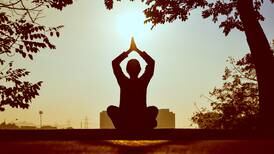 Estas 7 posturas de yoga podem te encher de energia e ajudar a alcançar tranquilidade e felicidade