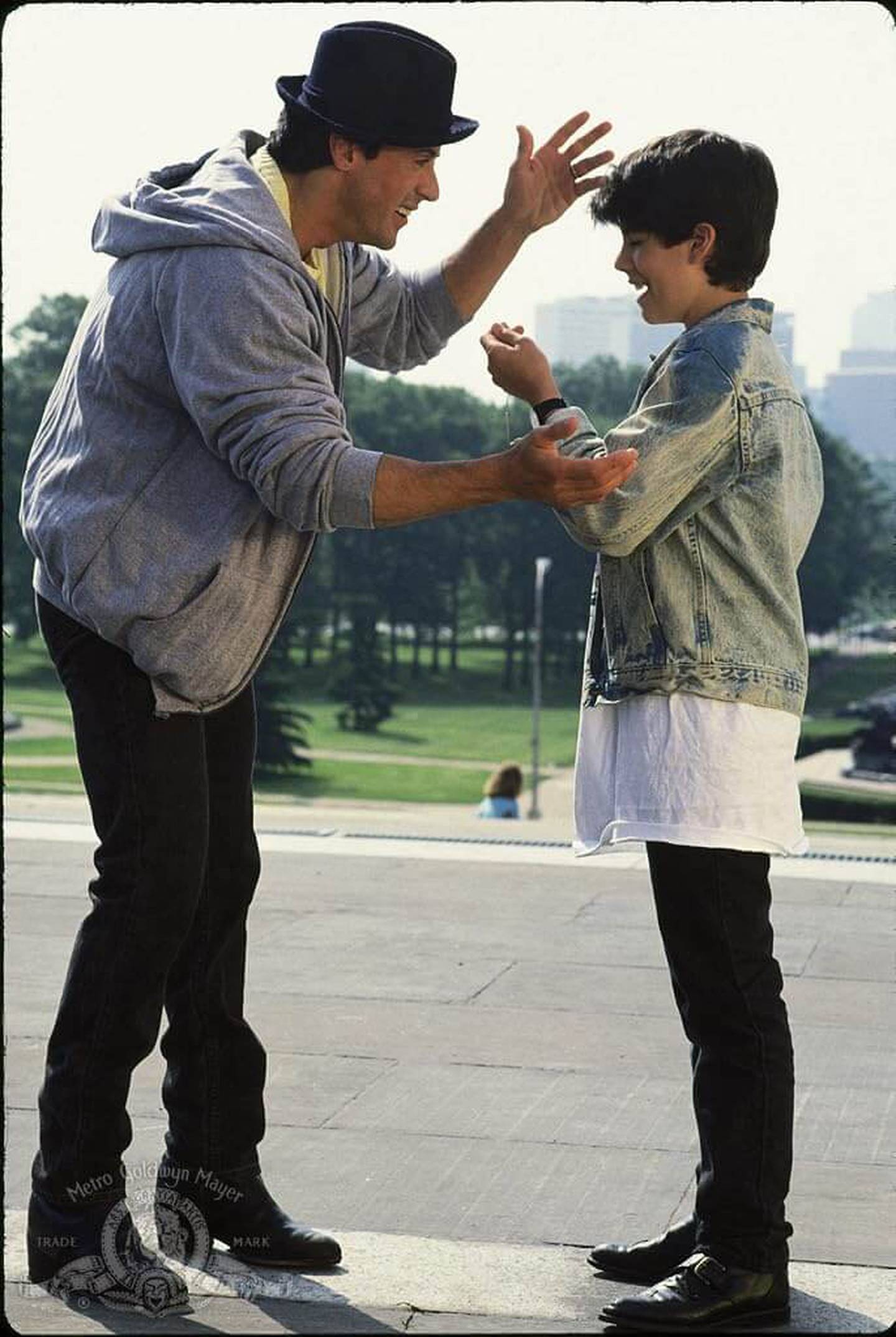 Sage Stallone y su padre, Sylvester Stallone, en 'Rocky V'
