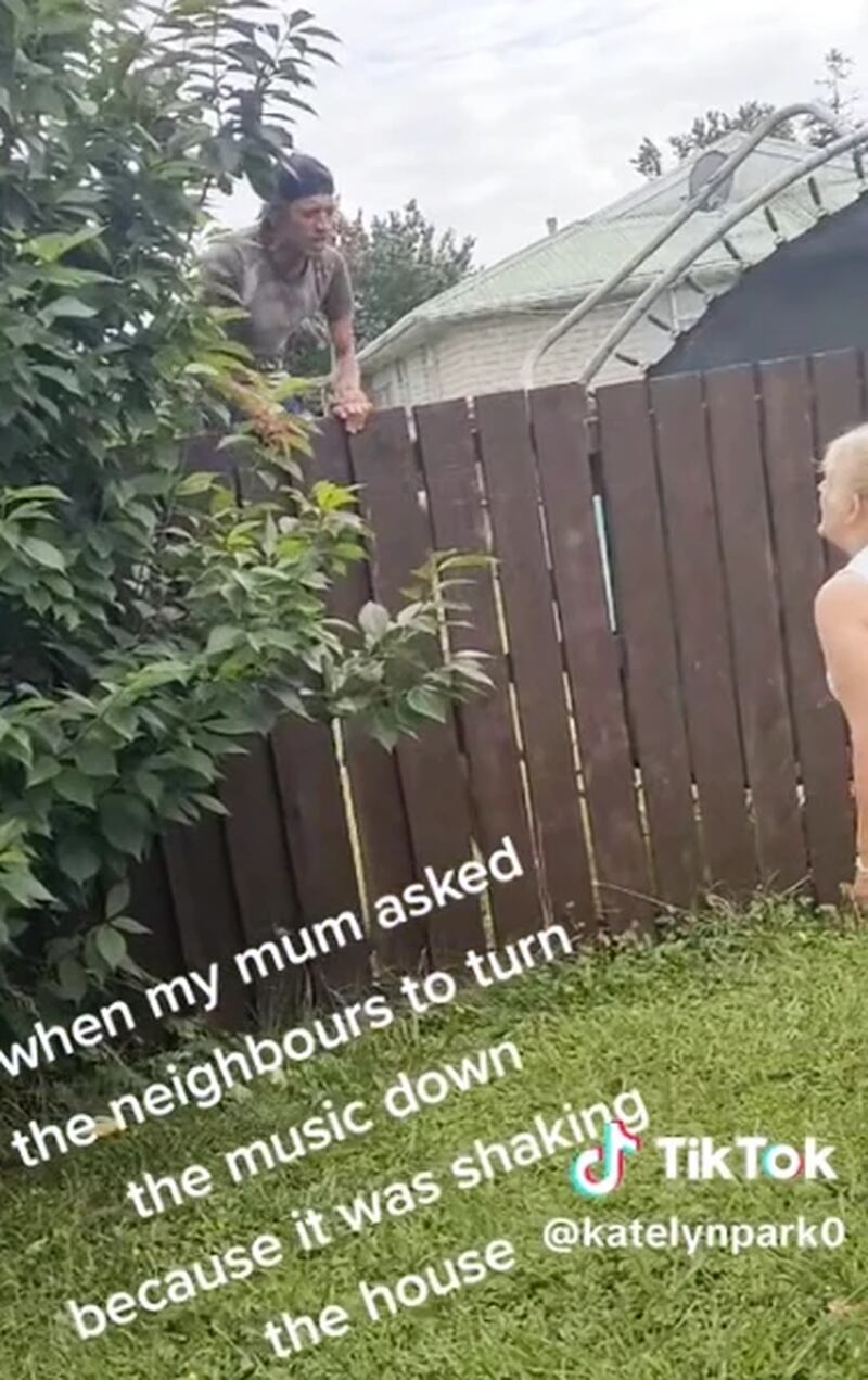 Mulher briga em cima da cerca com vizinhos pela música alta
