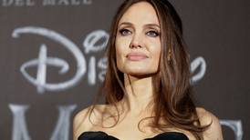Angelina Jolie revela suas tatuagens nas costas durante tapete vermelho; veja as fotos aqui