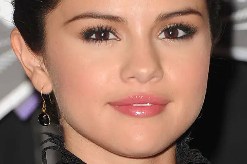Cílios de boneca: Selena Gomez ensina como fazer a técnica que