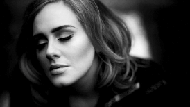 A volta de Adele ao palco: cantora arrasa com vestido preto de veludo