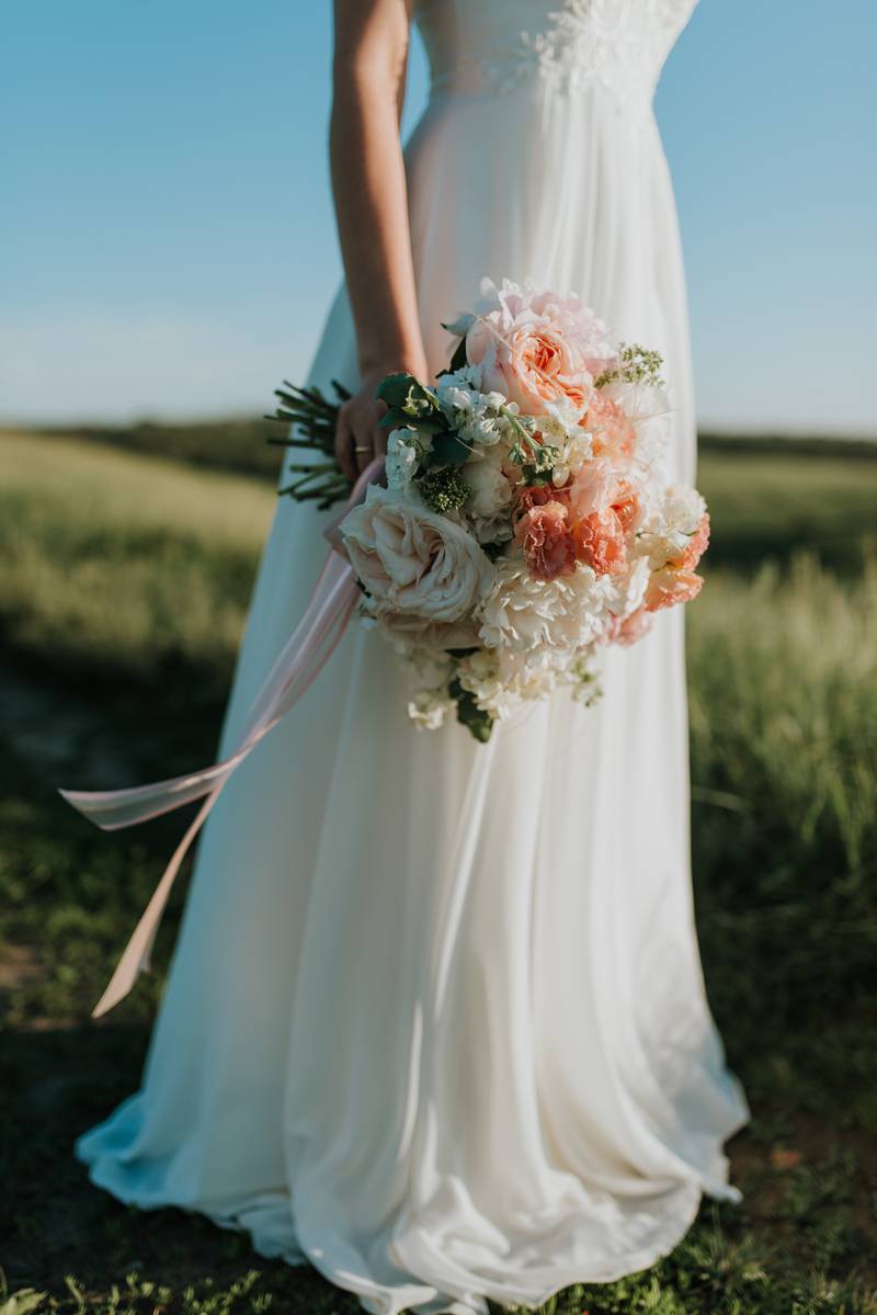 Noiva fica devastada com noivo que odiou seu vestido de casamento