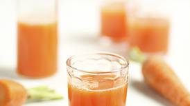 Suco de cenoura com maçã e gengibre rico em biotina