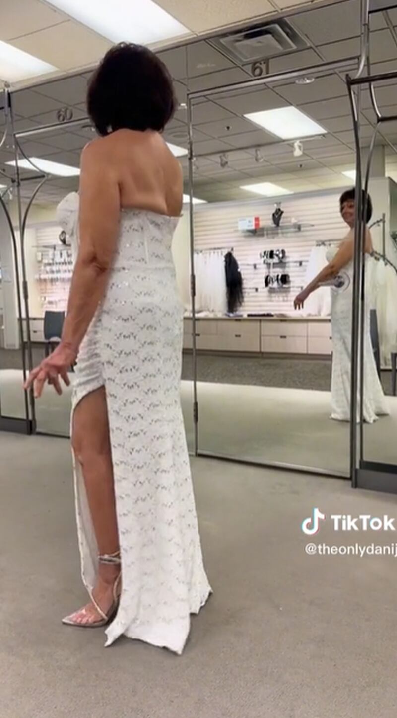 Mulher decide se casar novamente aos 80 anos e momento da prova do vestido viraliza no TikTok