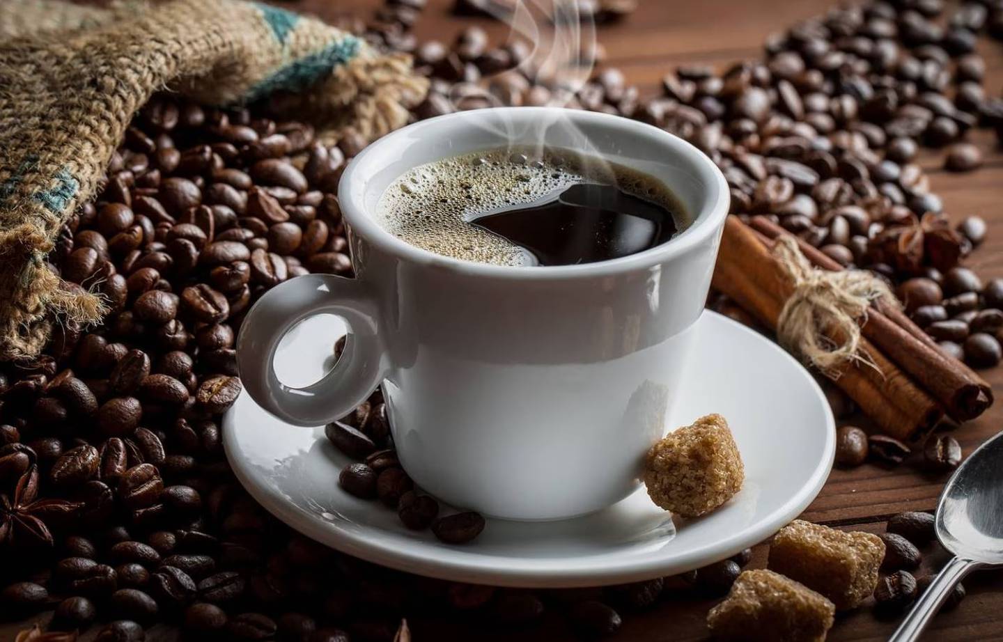 Tanto el café como la cafeína son dos bebidas perfectas para iniciar el día. | Foto: Referencial