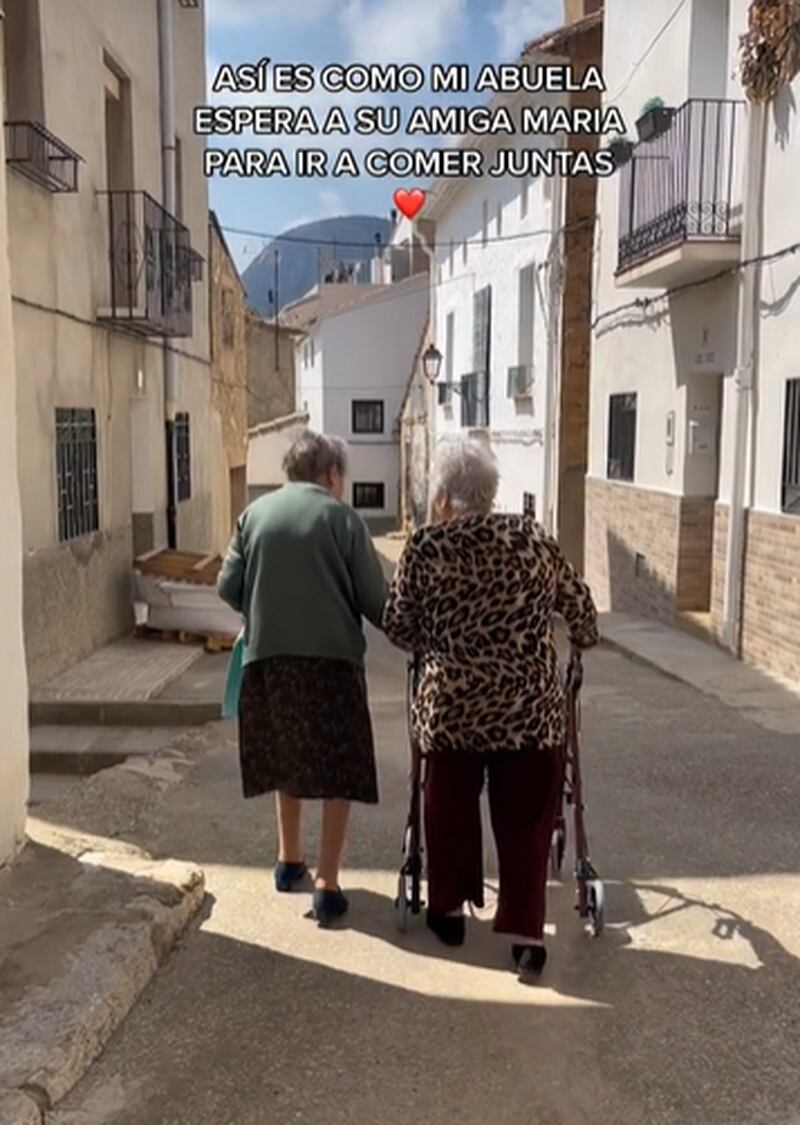 Jovem viraliza após mostrar que a avó espera uma amiga todos os dias para comerem juntas