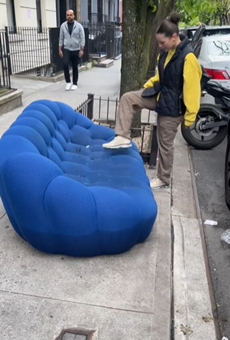 Jovem viraliza no TikTok após encontrar sofá de R$ 40 mil jogado na rua de Nova York e levá-lo para casa