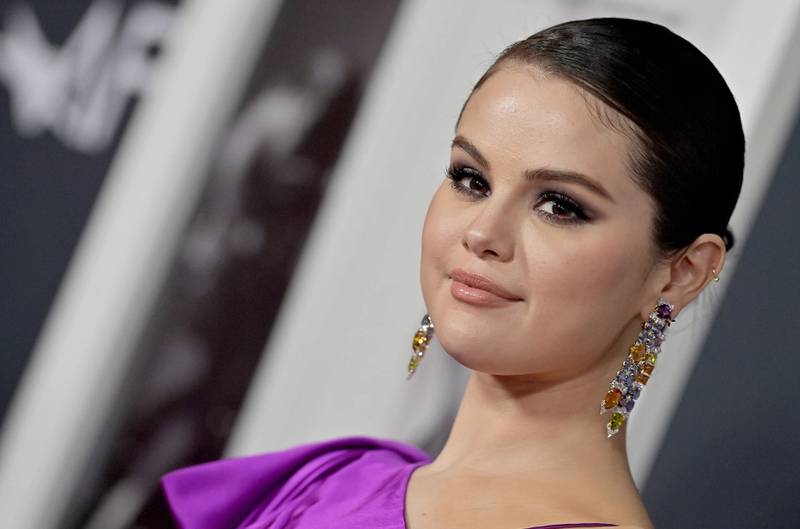 Selena Gomez tem um hack para remover a maquiagem de maneira fácil e sustentável