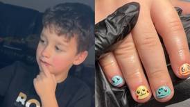Mulher pinta as unhas do filho a pedido dele e é elogiada por internautas: “Que mãe incrível”