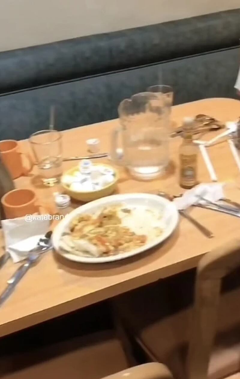 Garçonete viraliza ao mostrar como diferentes gerações deixam a mesa ao terminar a refeição