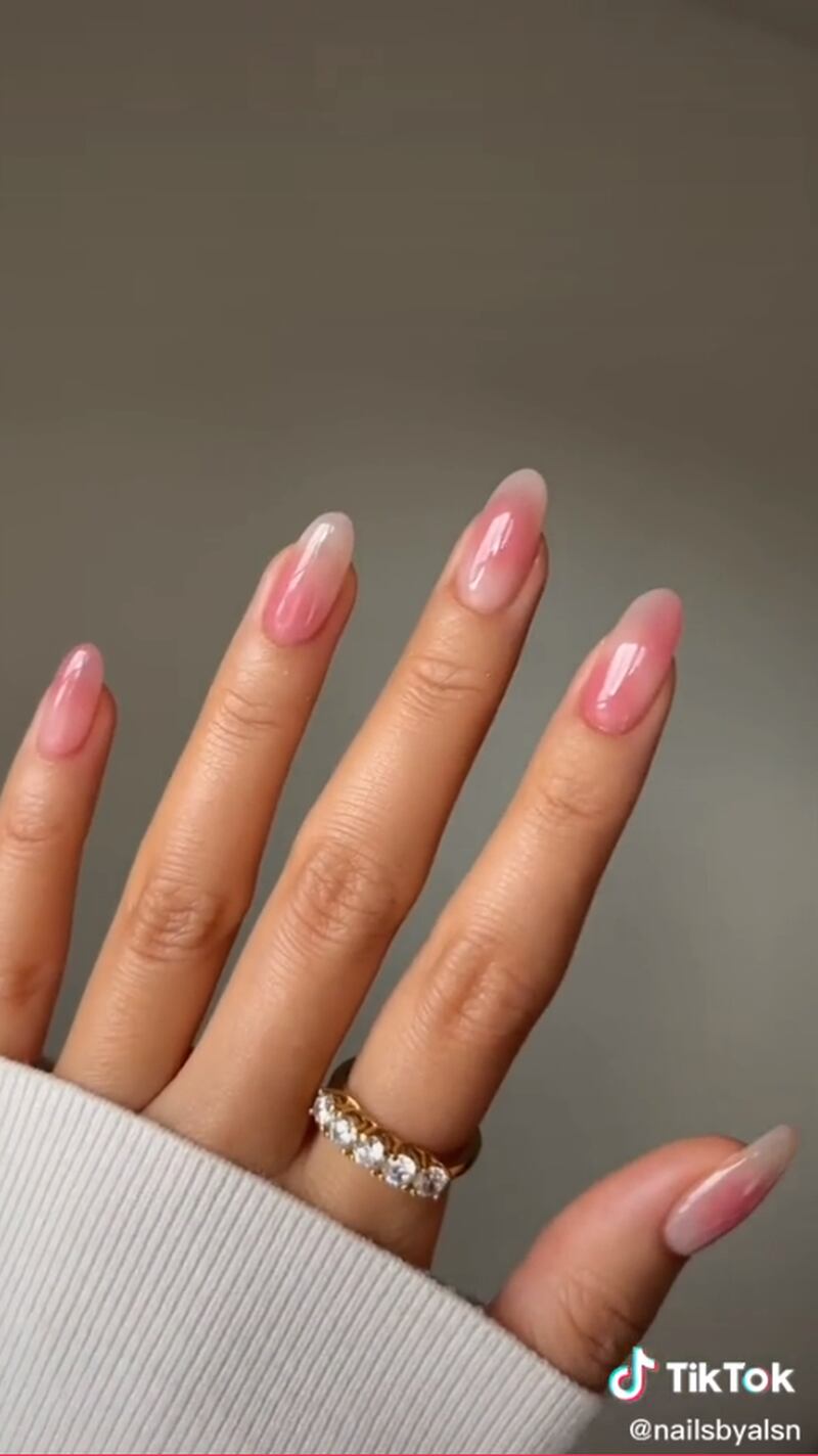 As unhas de blush são a nova tendência de beleza