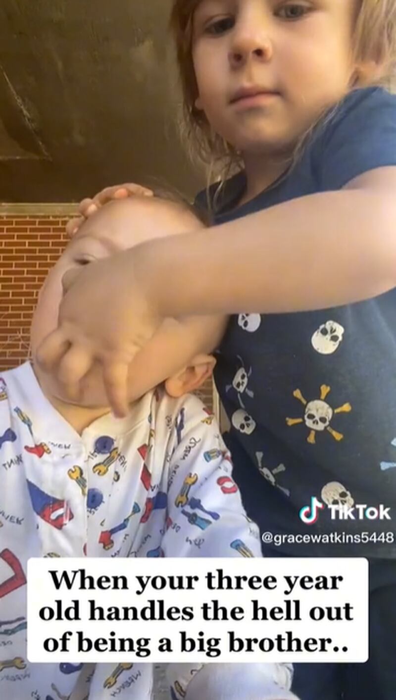 Menino de 3 anos viraliza no TikTok após impedir que o irmãozinho comesse um pedaço de plástico