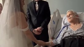 Mulher viraliza ao se casar em hospital para que o pai a visse pela última vez antes de morrer