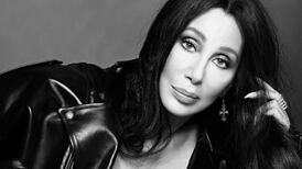 Cher denuncia desaparecimento de seu filho e teme que ele esteja gastando seu dinheiro em drogas
