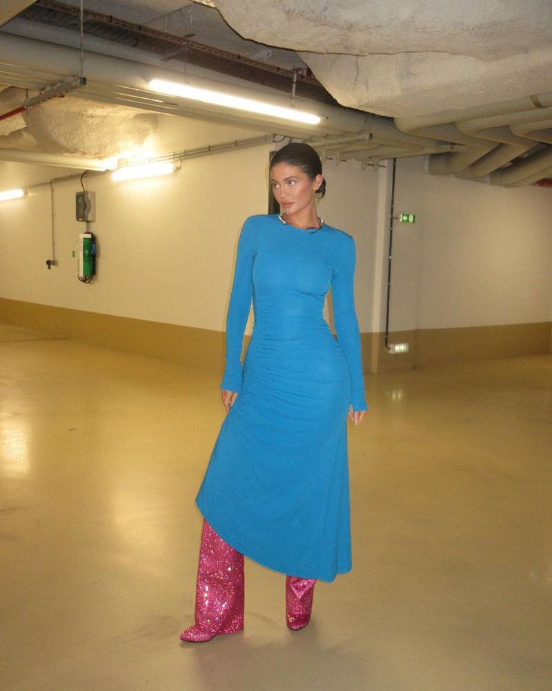 Moda: Kylie Jenner é criticada por usar um colar polêmico de laço da Givenchy