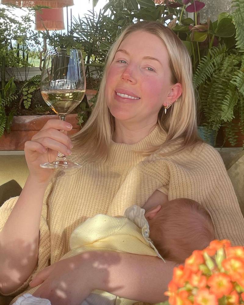 Uma comediante foi elogiada por normalizar beber vinho ao amamentar sua filha