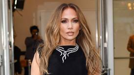 Inspire-se no visual de Jennifer Lopez: vestido boho com abertura para mulheres com mais de 50