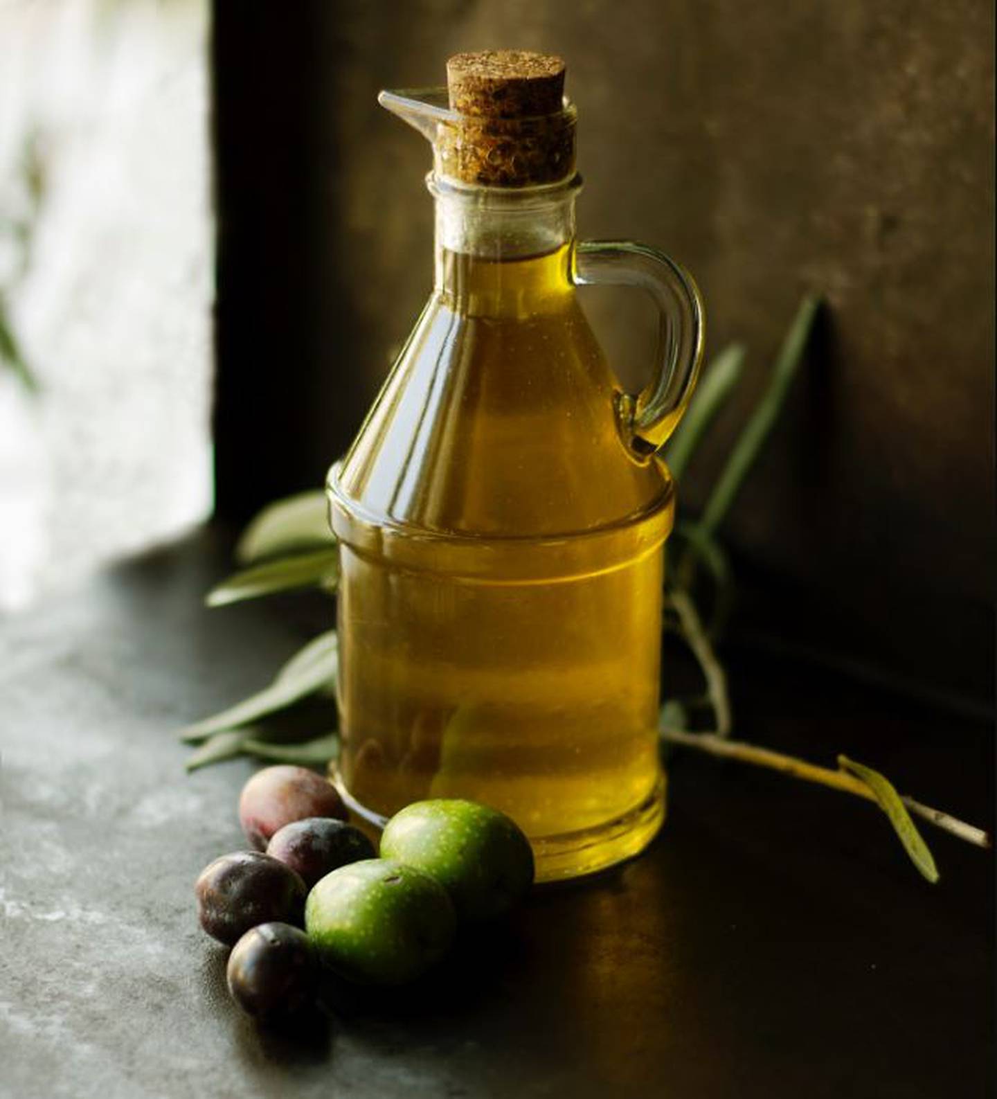 El aceite de oliva hidrata las uñas y las fortalece de quiebre y debilitamiento
