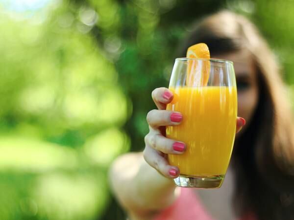 Este delicioso suco de laranja, toranja e mirtilos vai nutrir e fortalecer o seu cabelo de dentro para fora