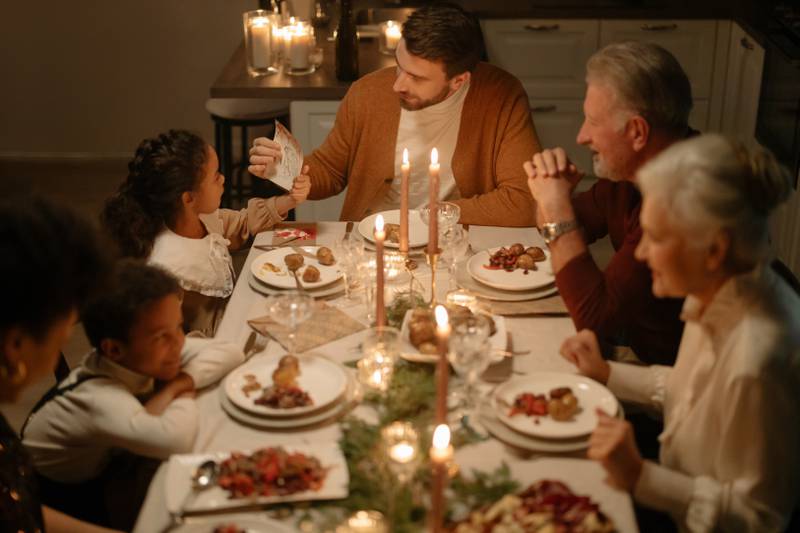 Mulher pede para que namorado não leve seus filhos em jantar de Natal da família