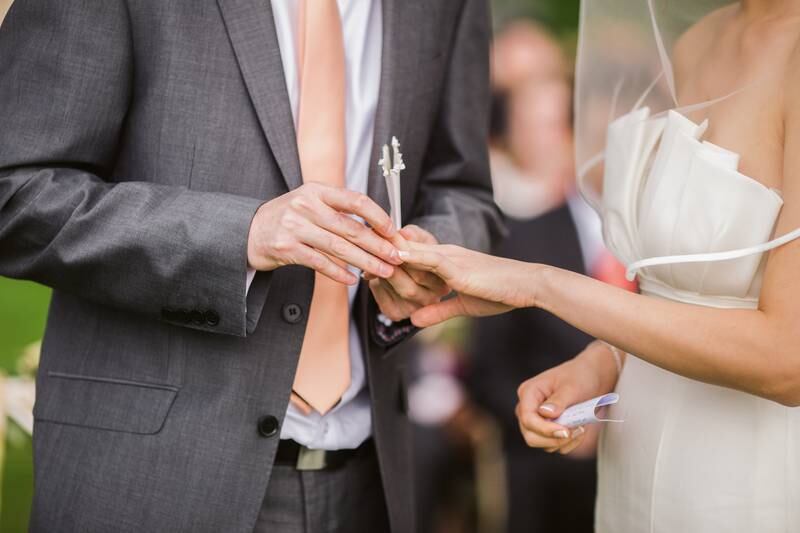 As alianças de ouro amarelo estão cada vez mais em alta entre os casamentos