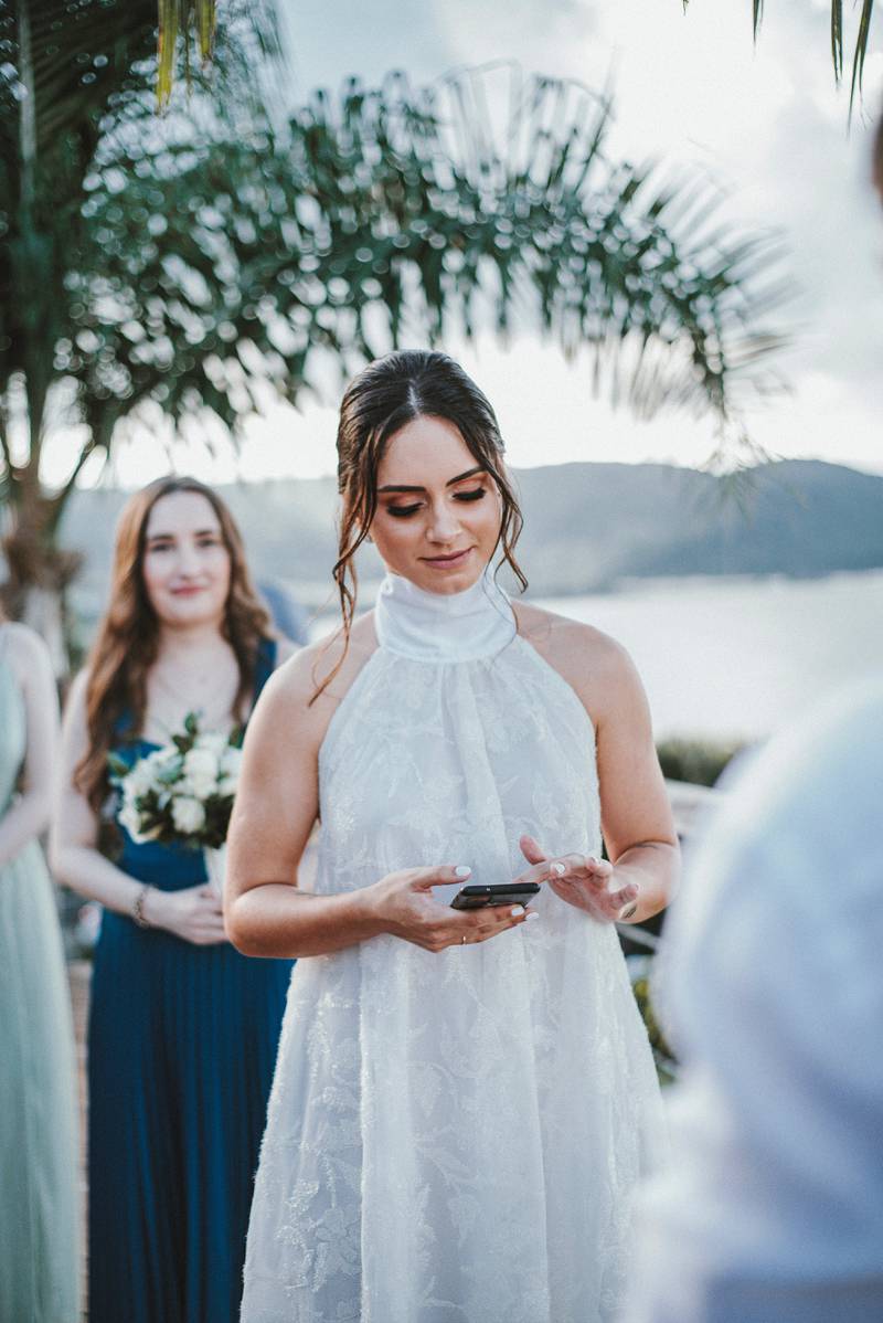 Noiva grita com convidada por ela usar celular em seu casamento