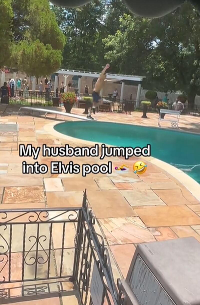 Mulher divide opiniões ao mostrar o marido pulando em piscina de Elvis Presley nos EUA