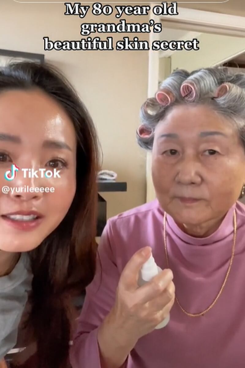 Mulher de 80 anos viraliza no TikTok após mostrar os segredos para ter uma 'pele de bebê'