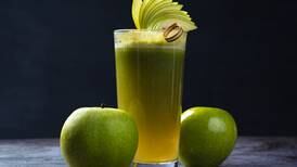 Prepare este smoothie delicioso de maçã verde com limão e aveia para perder peso rapidamente