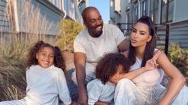 Kanye West publica fotos dos filhos após polêmica com Kim Kardashian