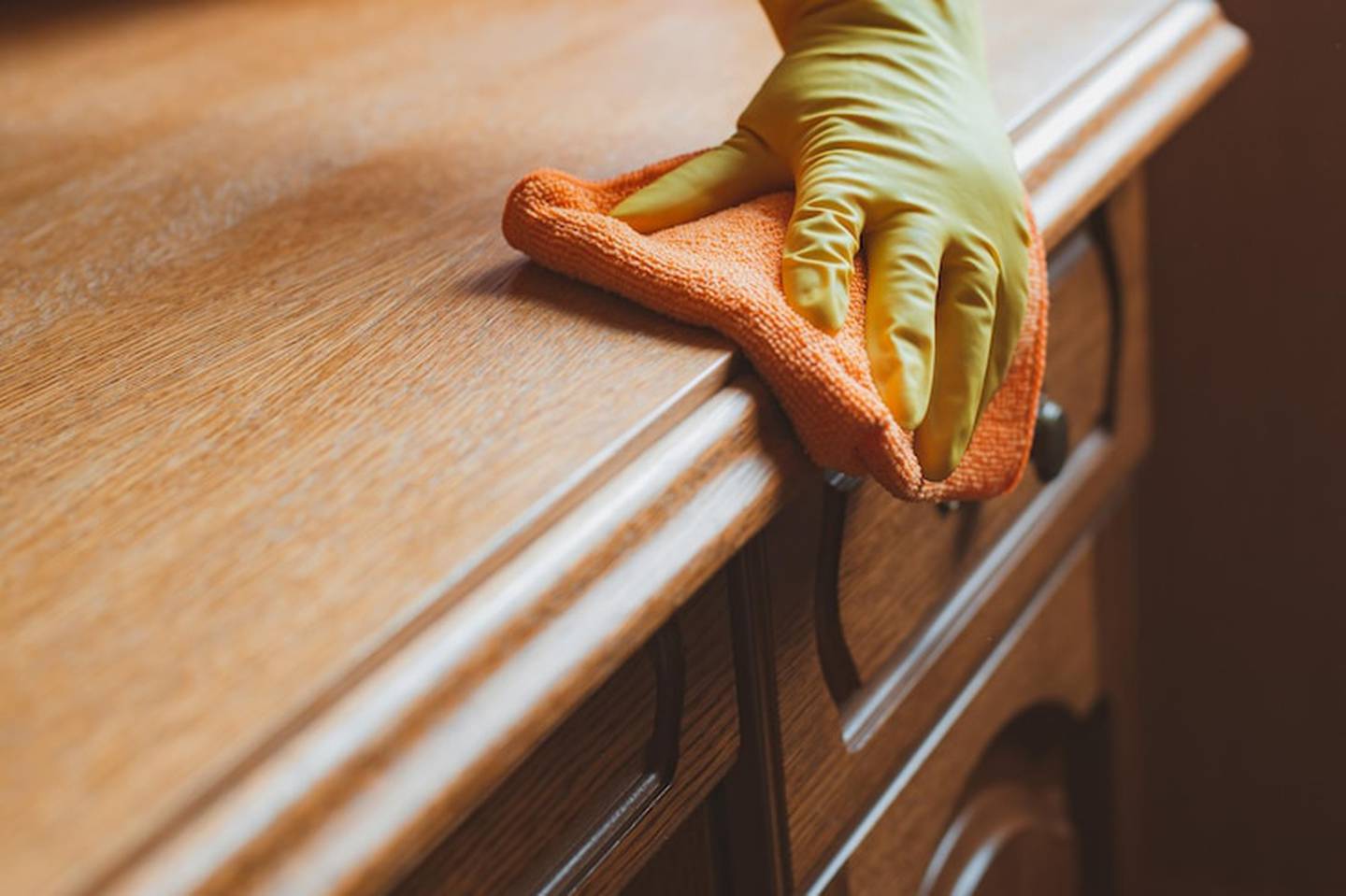 Aprenda como usar azeite e vinagre para limpar os móveis de madeira de sua casa