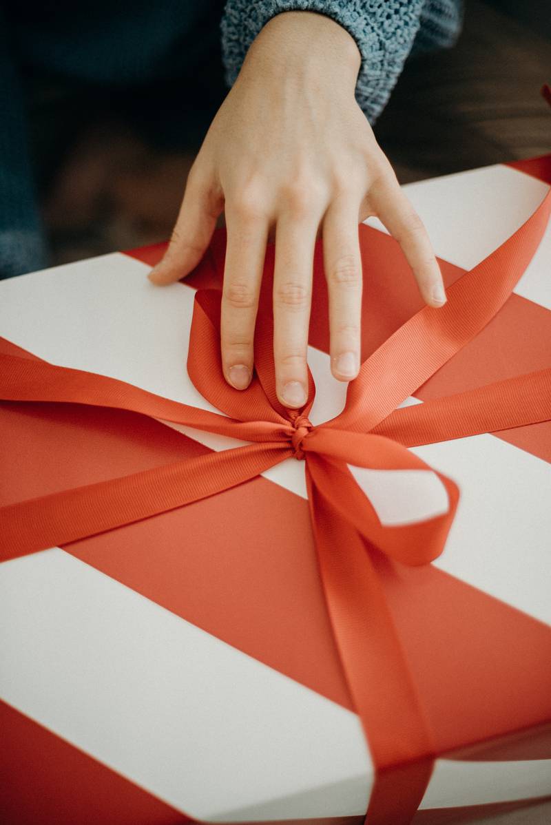 Noiva é criticada por vender os presentes que recebeu de casamento no Instagram