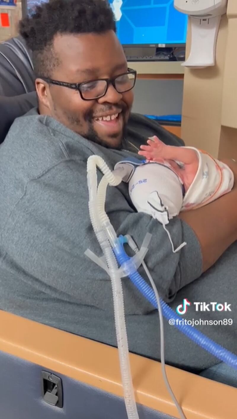 Bebê prematuro ergue a mão após ouvir o pai cantar em vídeo emocionante que viralizou no TikTok