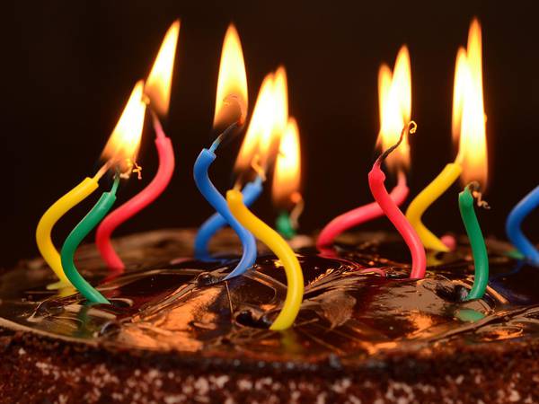 Mulher come bolo inteiro de aniversário do marido sozinha: ‘Fiquei tão brava’