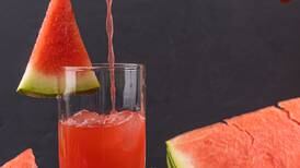 Aprenda a fazer um suco diurético simples de melancia e aipo